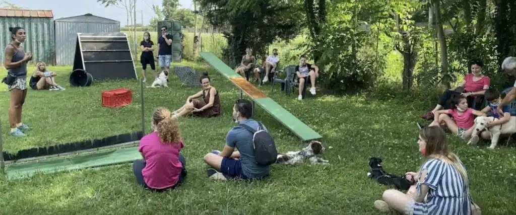 QUANDO NON FAR USCIRE IL CUCCIOLO: QUALI SITUAZIONI EVITARE E QUALI SONO ADATTE 1 GRUPPO DI PERSONE CON CANI